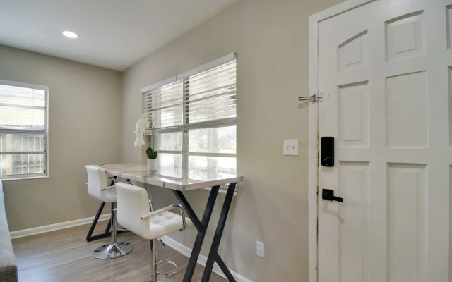 4 Mi to Dtwn: Pet-friendly Tampa Retreat