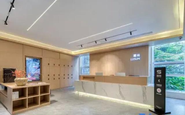 Lushang Hotel (Changsha Wuyi Square Houjiatang Subway Station Branch)