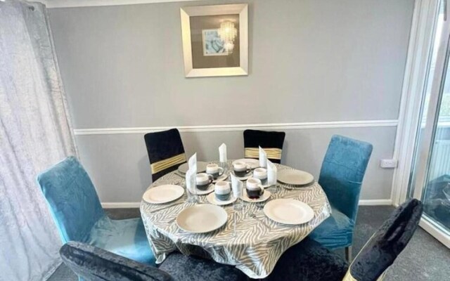 Remarkable 3-bed Apartment in Newport