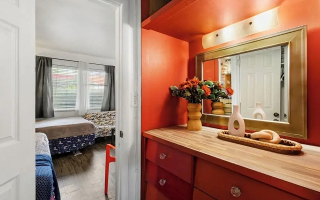 Hollywood 1BR Condo: Pets Allowed, BBQ & Parking