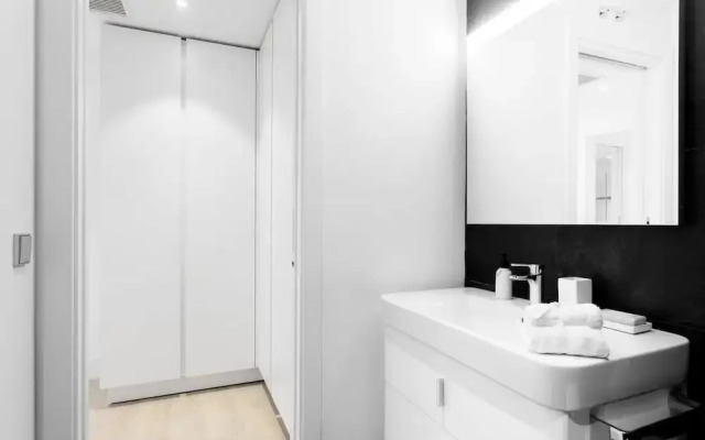 Velazquez Apartments by FlatSweetHome