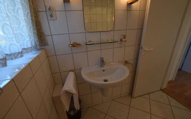 Tolstov-Hotels Generous 3 Room Apartment