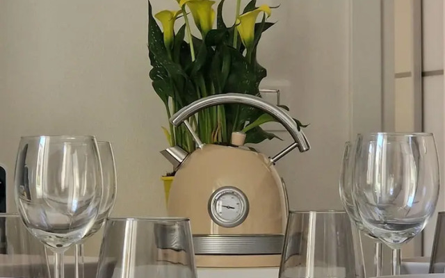 Moderno Bilocale con Terrazzo e Parcheggio