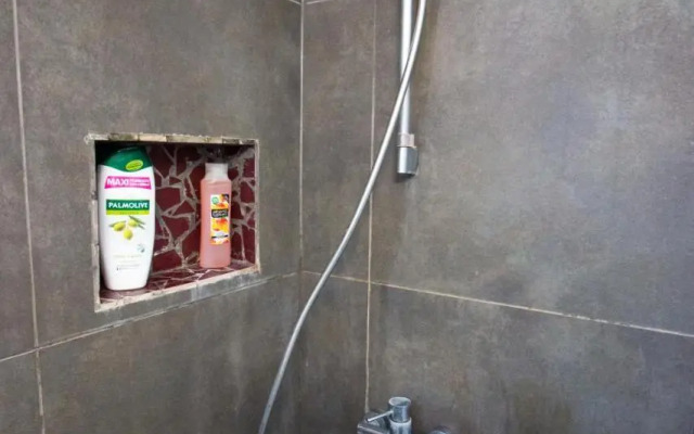 Renovated 2-bedroom flat with free parking, center
