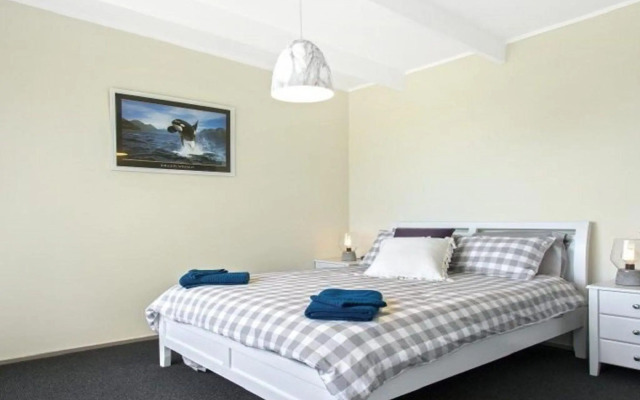 Dolphin Breeze - fully fenced and pet friendly
