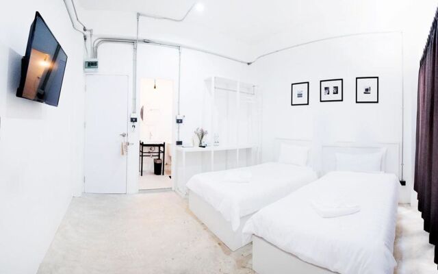 Flat White Cafe x Poshtel