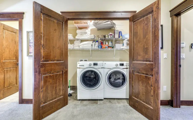 Ski Shuttle & Community Perks: Keystone Townhome