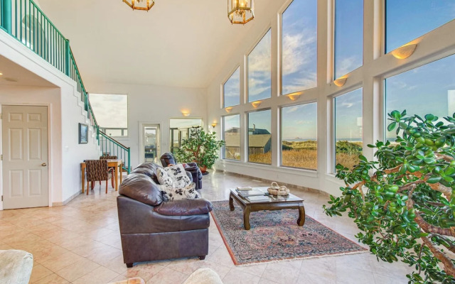 'oceanfront Castle' w/ Hot Tub & Game Room