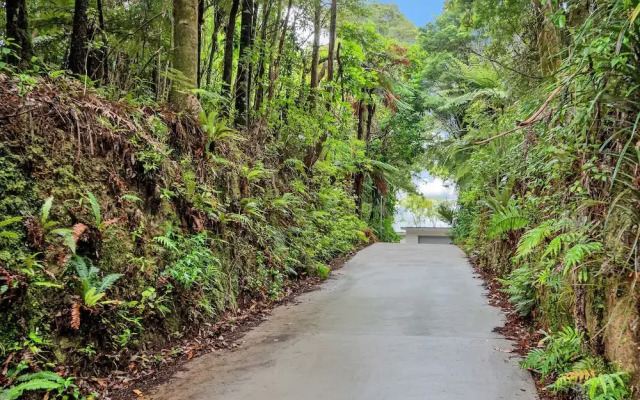 Spectacular Hilltop Retreat near Piha