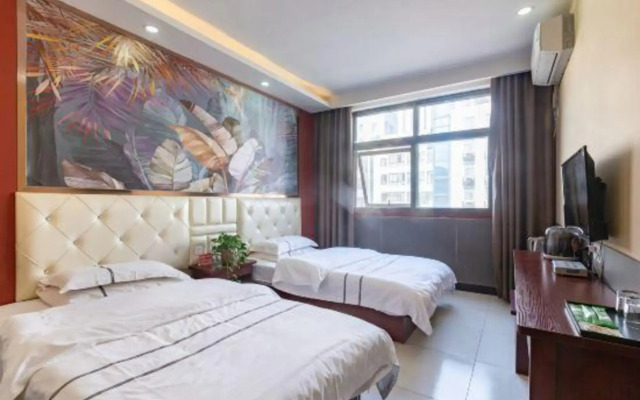 鸿晟云栖酒店(西安航天城凤栖原地铁站店)