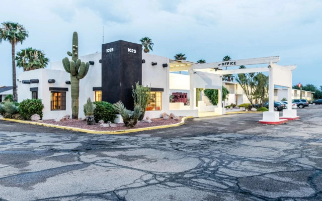 Ocotillo Apartments & Hotel