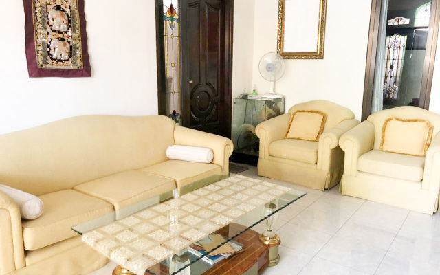 Yellow House Syariah RedPartner near MERR Rungkut Surabaya