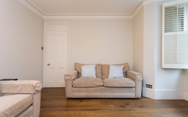 2 Bedroom Flat by Battersea Park