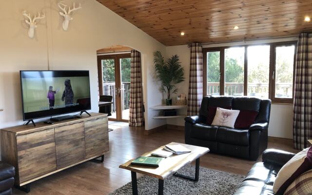 Kingfisher Lodge With Hot Tub Near Cupar, Fife