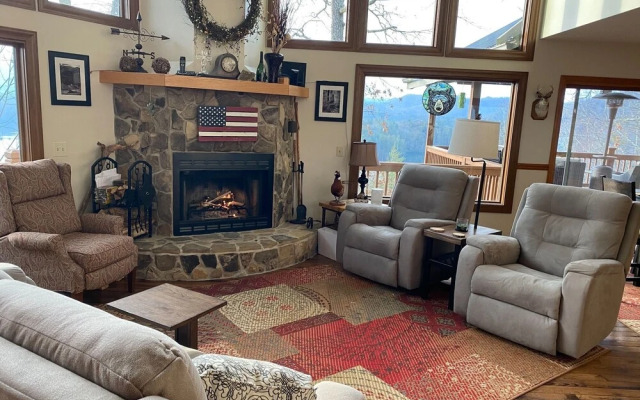 Bear's Mountaintop Views 3 Bedroom Chalet by RedAwning