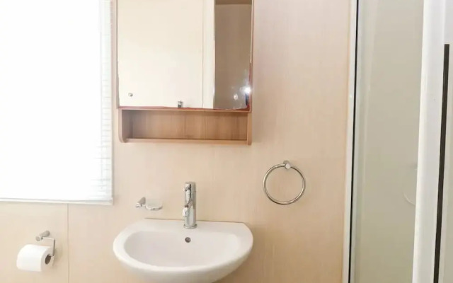 5 Berth 3 Bedroom Caravan Holiday Home in Fritton