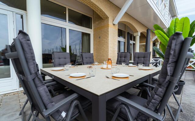 Luxury apartment overlooking the marina for 10 people