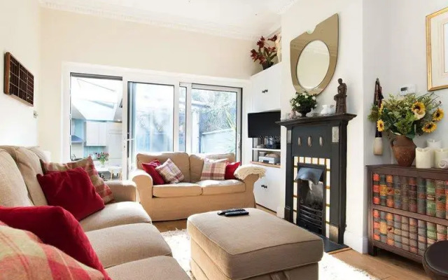 Veeve  Light And Open 2 Bed House Moore Park Road Fulham