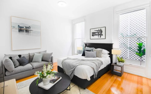 Renovated Studio in Bohemian Area Close to City – Guest Rooms – Sydney