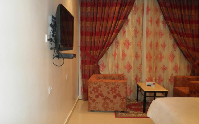 Marina Royal Hotel Suites