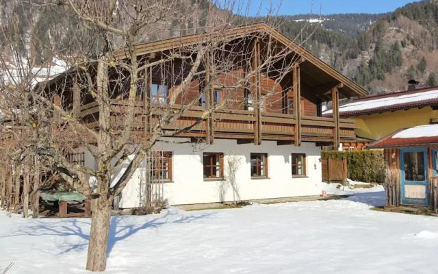 Quaint Mansion Near ski bus in Goldegg