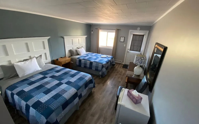Pines Motel
