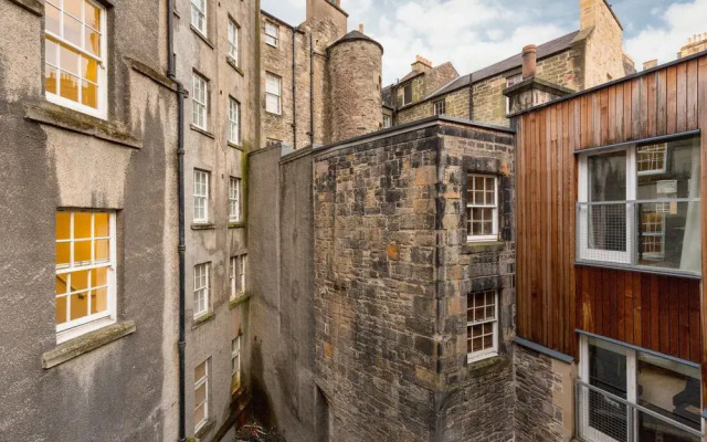 Silver Lining - Mile Apartments