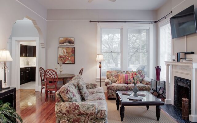 Modern Apartment Near Forsyth