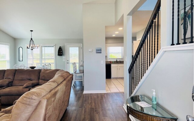 Just Breeze 'n 4 Bedroom Home by RedAwning