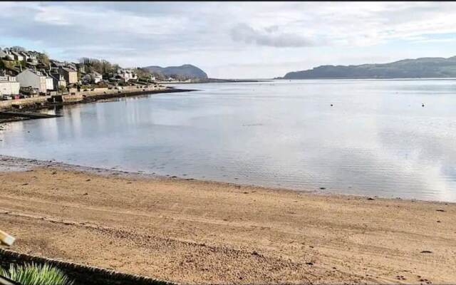 Inviting 1 Bed Apartment In Campbeltown Loch Views