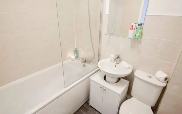 GF Apartment Near City Centre With Gated Parking