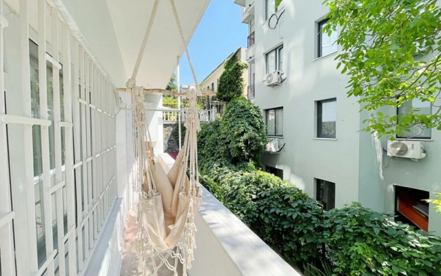 Apartment With Balcony Close to Taksim in Cihangir