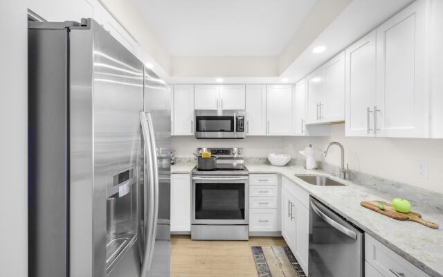 Inviting Condo on Beach With Pool and Tennis Courts