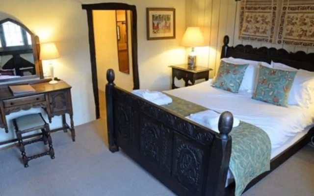 The George Inn & The Plaine