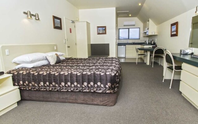 Colonial Manor Motel