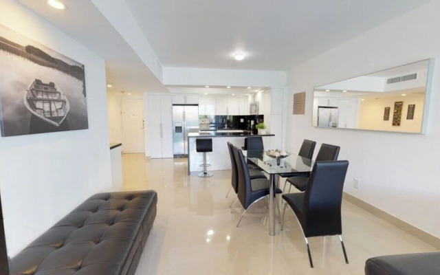 Premium 2 Bedroom + Den Apartment Or201