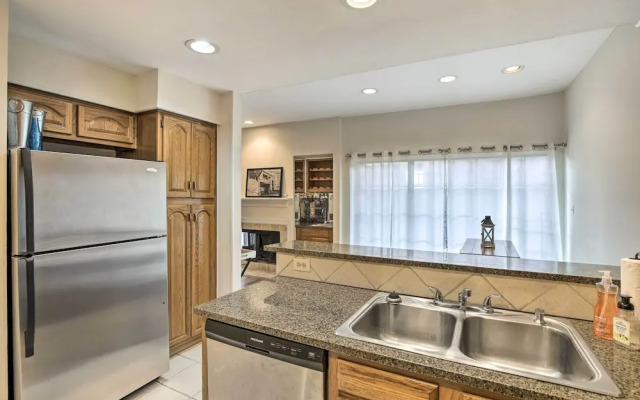 Comfortable Dallas Condo Close to Attractions