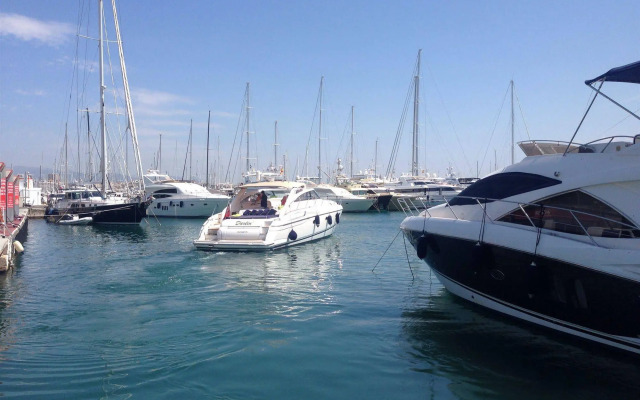Yacht hotels