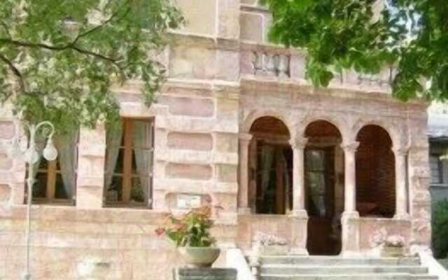 Relais Saint Roch Rest. La Petite Maison