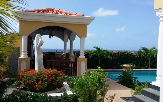 Villa with Spectacular Sea View