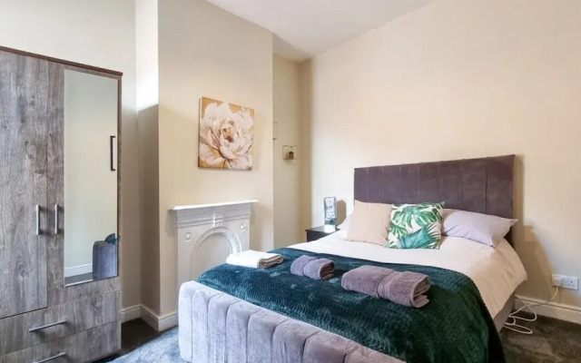 Rustic Ebony Suite With Free Parking