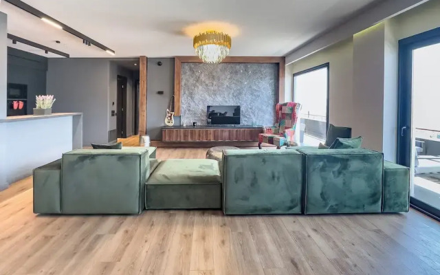 Phaedrus Living Apollo Skyview Penthouse