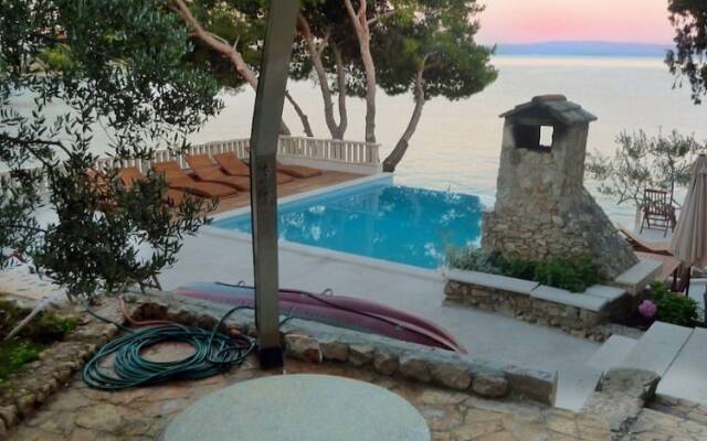 Sea Front - With Pool - H