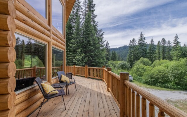 Bearfoot Chalet 3 Bedroom Home by NW Comfy Cabins