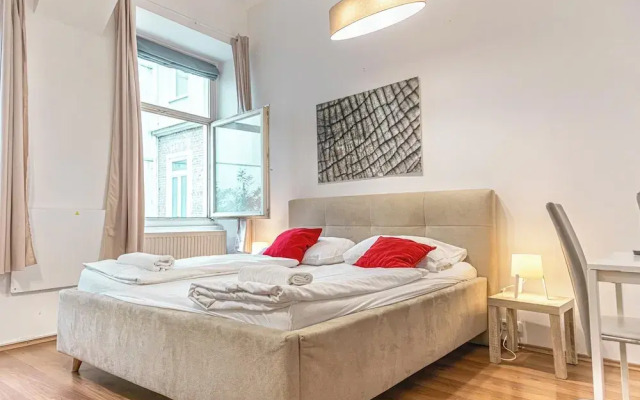 Bright 1BR Apt Perfect for Long Stays