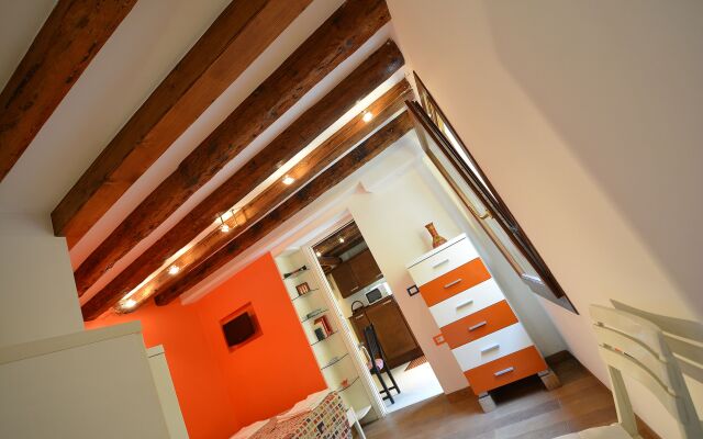 BIENNALE EASY aircond, 2pax wifi,courtyard