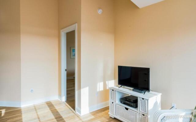 Emerald Breeze by Oak Island Accommodations