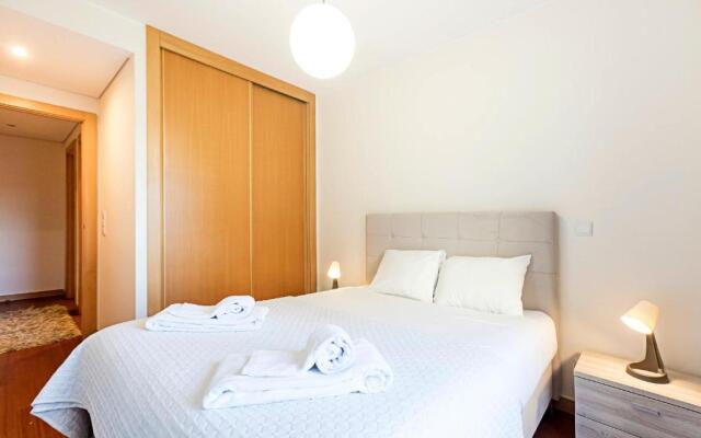 2BR Flat by Metro w/ Free Parking by LovelyStay