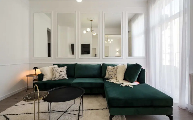 Gorgeous & Bright 2BR Condos - Steps From Old Town