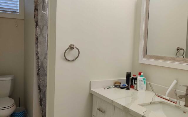 Brand New Walk Out Bsmt Apt Near Beach